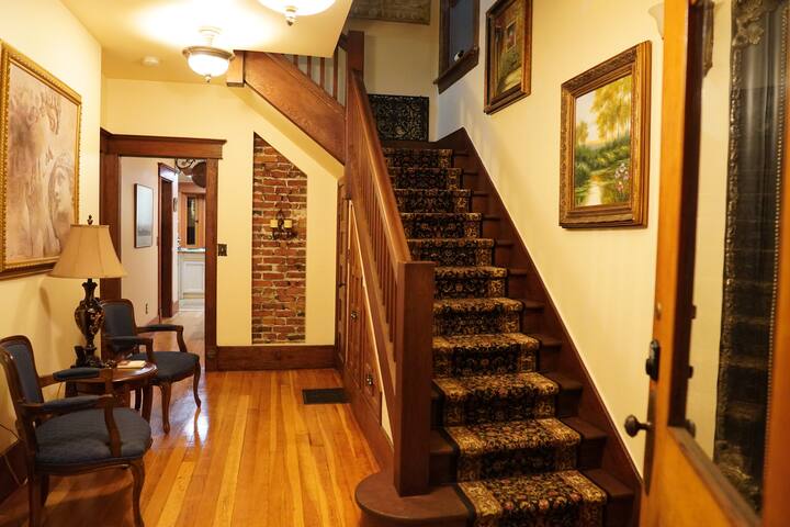 Bright and Spacious, Perfect Location gallery image 4