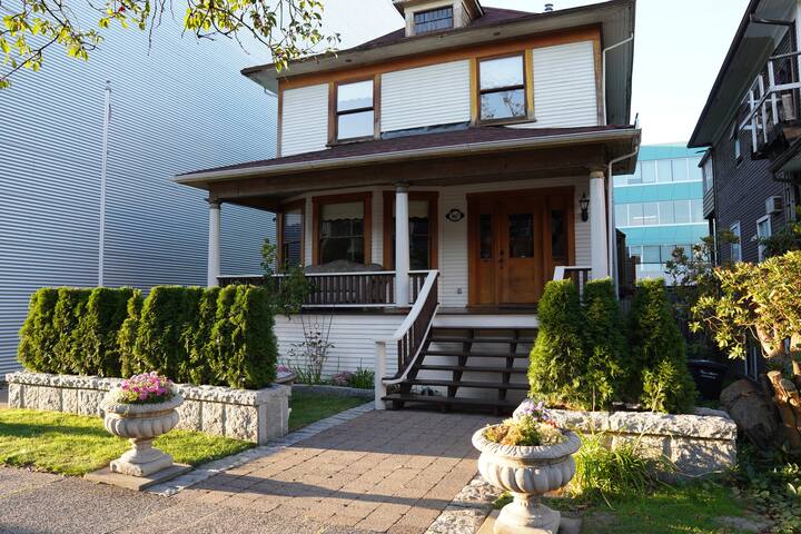 Bright and Spacious, Perfect Location gallery image 2