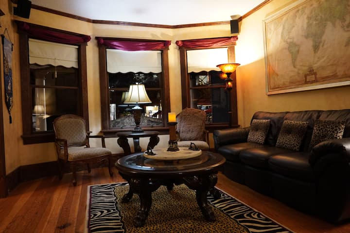 Bright And Spacious, Perfect  Location - Vancouver
