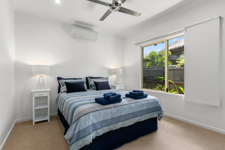 V tretej spálni si pokojne oddýchnite v pohodlnej manželskej posteli veľkosti Queen, ktorá je dokonale prezentovaná. 