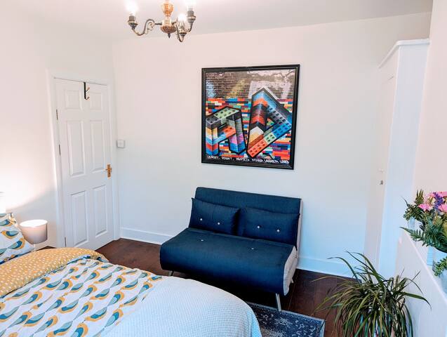 Beautiful 5/6 bd 3 bth home for work/staycation gallery image 3
