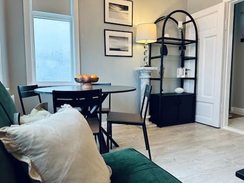 Deluxe Downtown KEF apartment - 5min to Airport