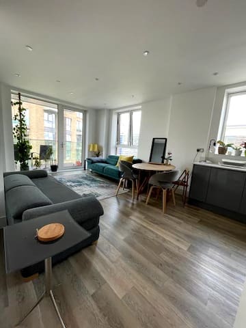 Happy Place River Thames gallery image 4