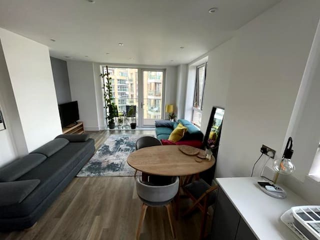 Happy Place River Thames gallery image 2