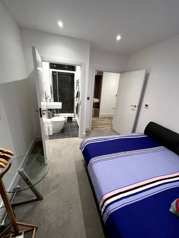 Happy Place River Thames gallery image 5