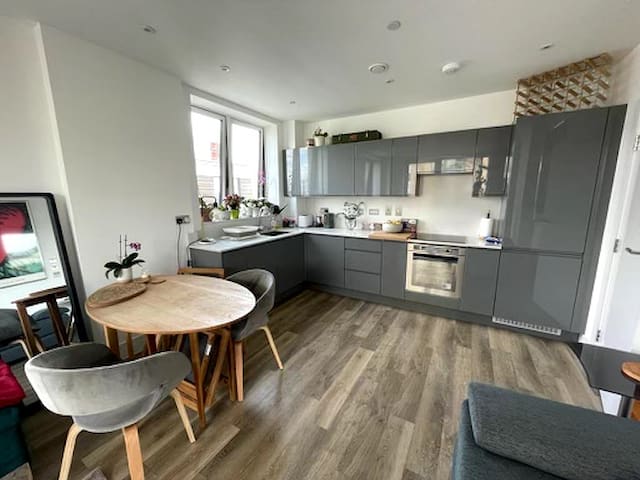 Happy Place River Thames gallery image 3