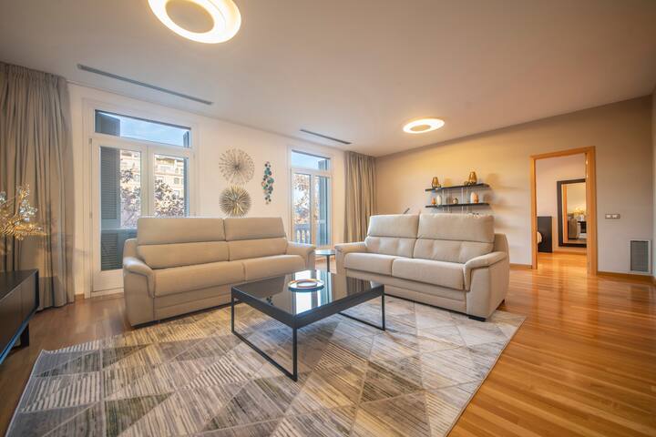 Paseo de Gracia C apartment; spacious & central gallery image 2