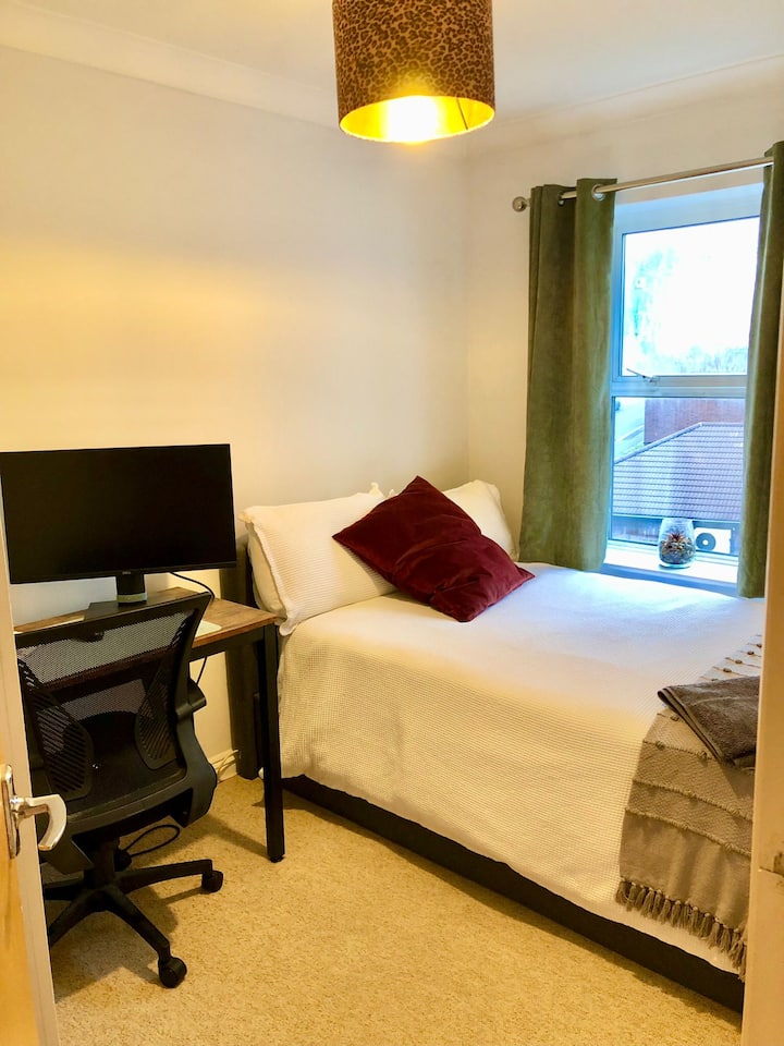 Втора спална соба со работен простор и голема вградена гардероба/складиште