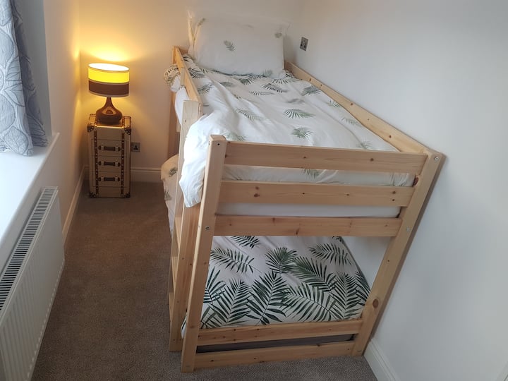 El dormitorio 3 cuenta con una litera de tamaño completo que está calificada para el uso de adultos