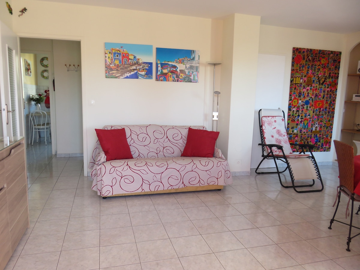 Popular Airbnb listing: NICE NORTH 2 QUIET ROOMS, WIFI, AIR CONDITIONING, BALCONY, PARKING in Nice