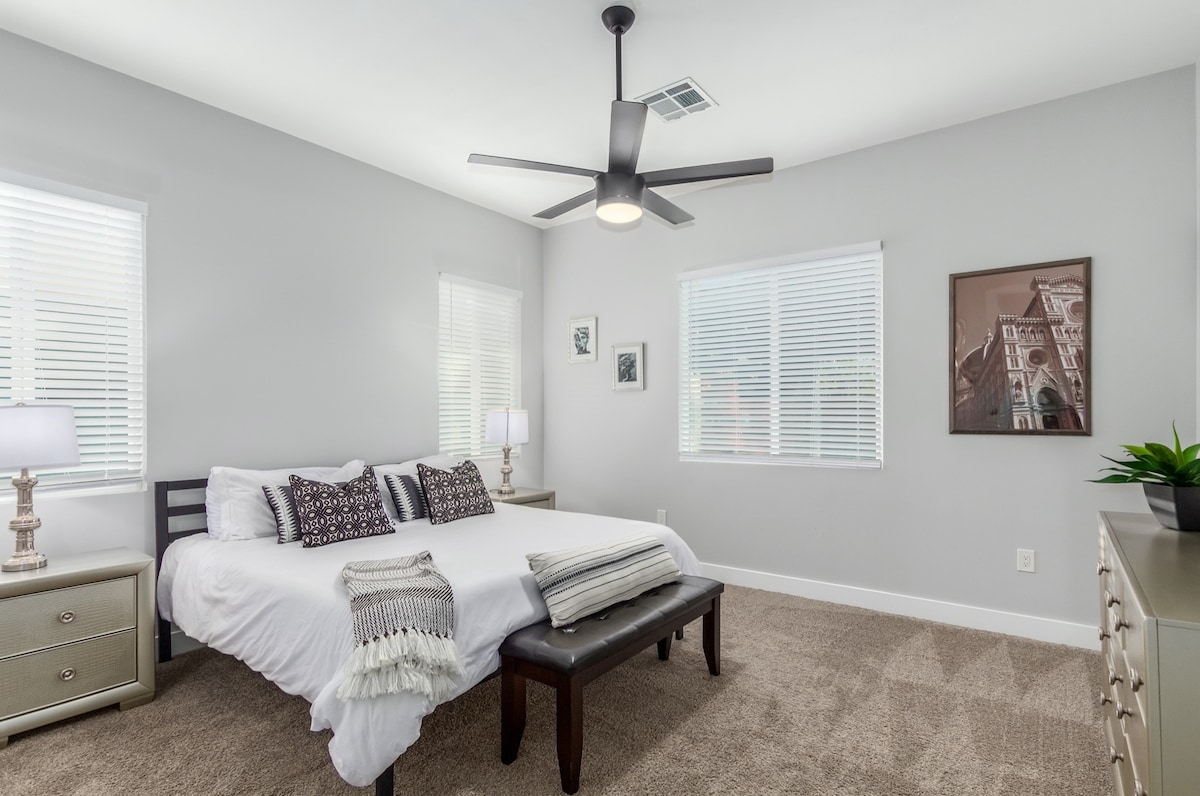 宽敞的卧室度假屋，带舒适的加大双人床，令人惊叹的卫生间。