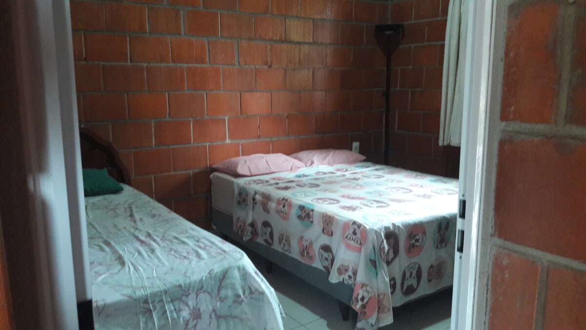 סוויטה - מיטה זוגית אחת ומיטת קומתיים אחת (4 אנשים בסך הכל)