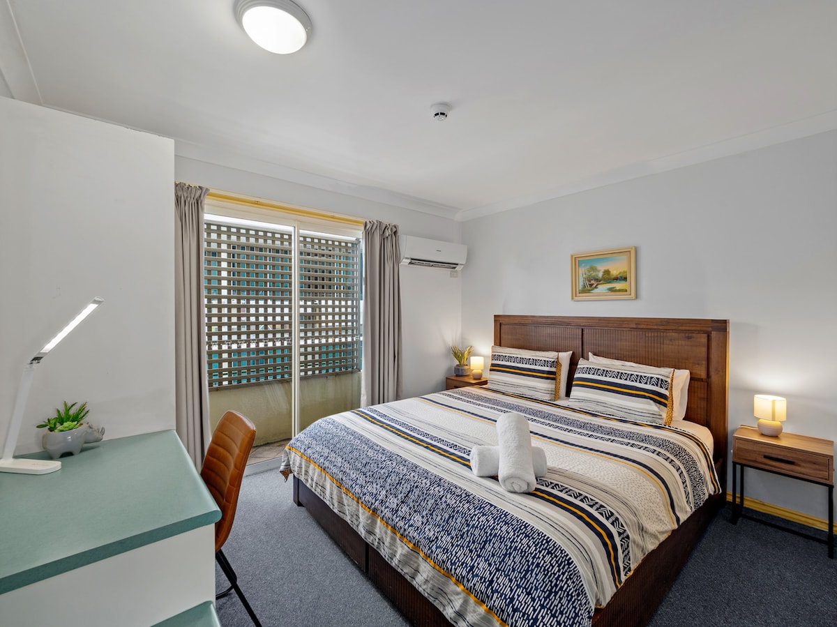 Super pohodlná manželská posteľ a klimatizácia. 