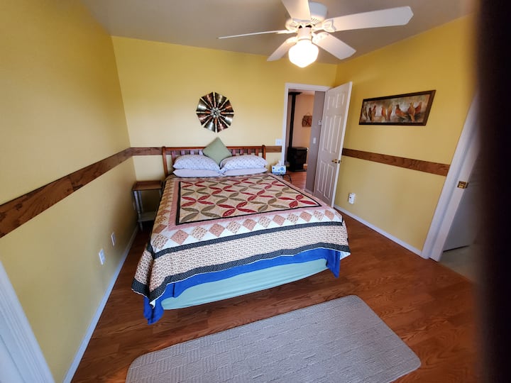 Kitanda cha malkia katika chumba cha kulala