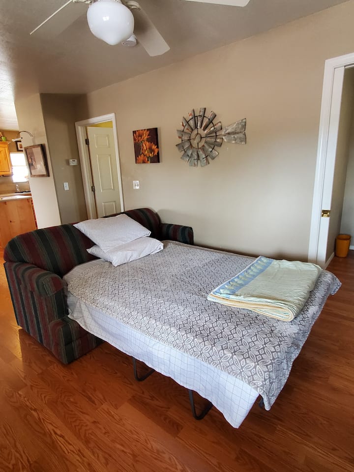 Kitanda cha sofa cha ukubwa kamili kwa mgeni wa ziada.