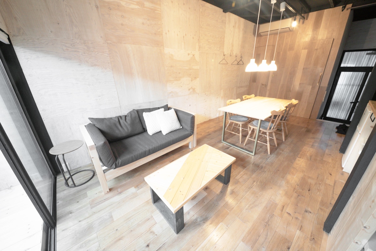 ＜1F 　リビングスペース＞

キッチン、ダイニングテーブル、ソファーベッド、スペアマットレス

< 1 Fリビングスペース>

キッチン、ダイニングテーブル、ソファベッド、ソファベッド、予備のマットレスがあります