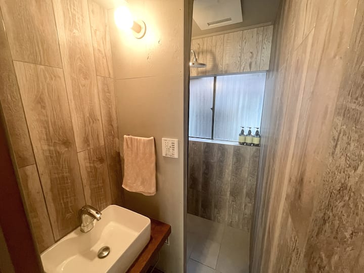 1F  シャワールーム、洗面台

1 Fシャワールーム、浴室シンク