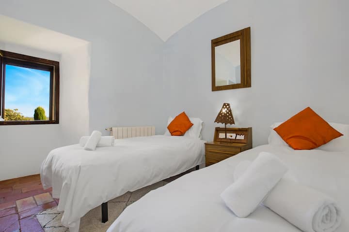 Habitación doble doble en el segundo piso con vistas al jardín de abajo y a la Torre de Montgri.