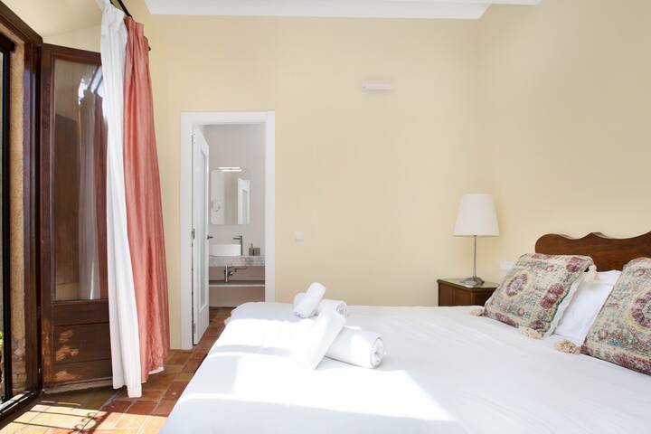 Beaches! Castle Home With Chic Modern Interior A/C gallery image 3