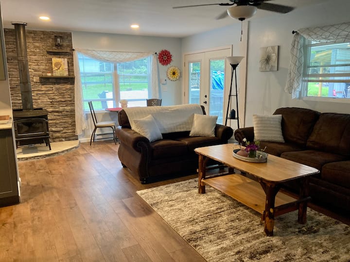 Mountain Clay Hideaway Couple’s Retreat W/ Hot Tub - Farmington, PA