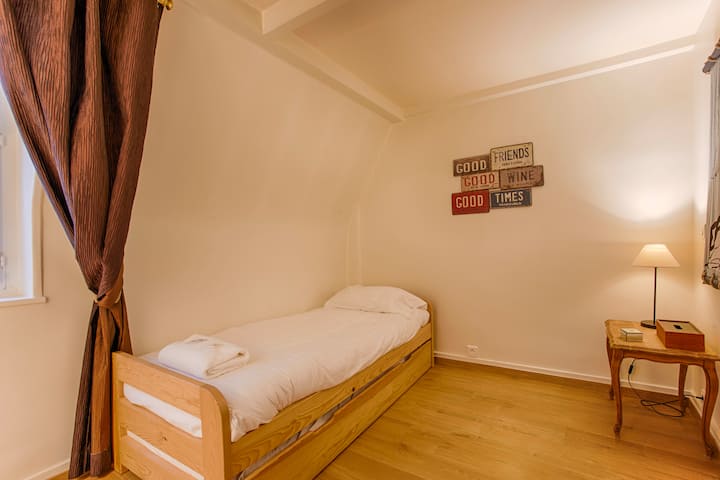 ห้องนอนขวา 2 ° ชั้นขวาเตียงดึงออกได้แปลงเป็นเตียง 160 * 200