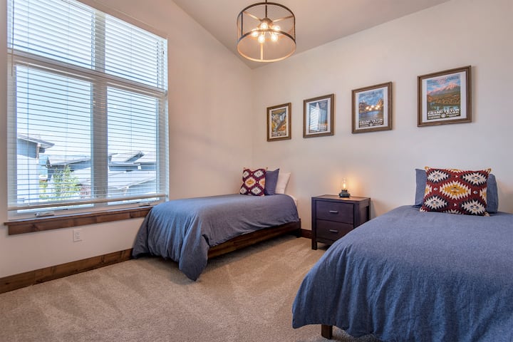 เตียงแฝด 2 หลังในห้องนอนที่สอง