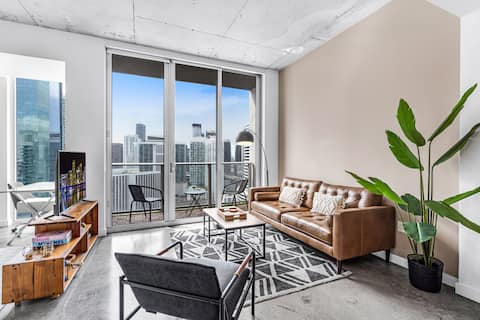 Successful Airbnb property: Modern Studio with Balcony & Skyline Views in Miami
