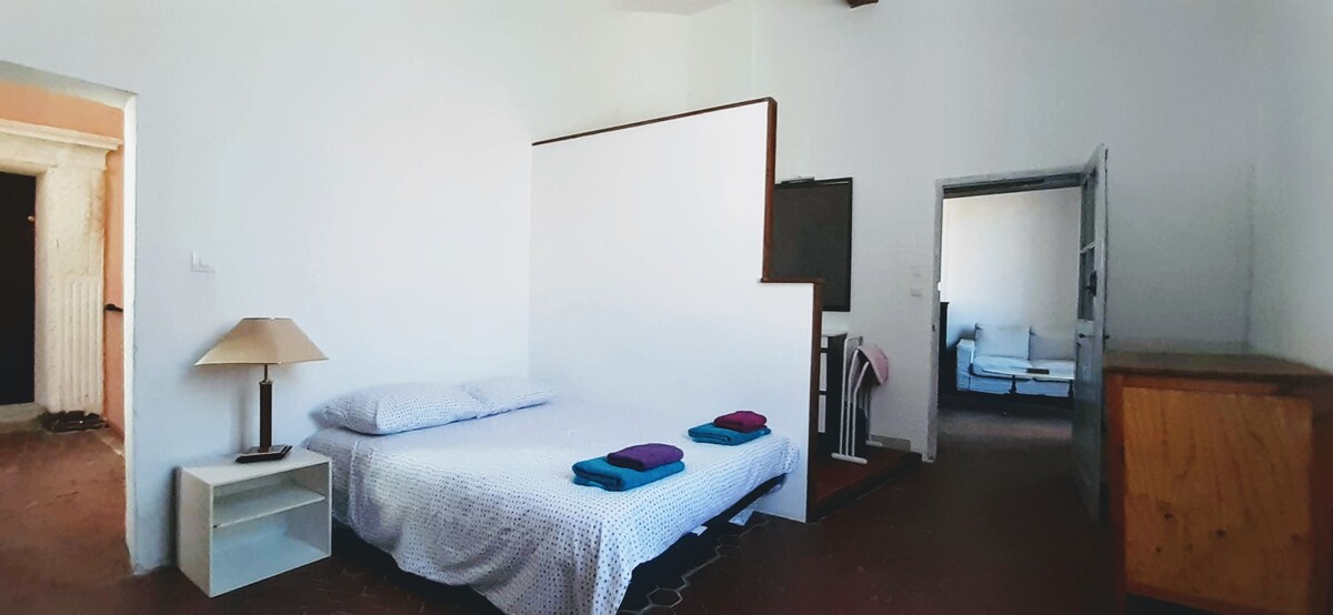 3 ème étage : Chambre 2 pers avec coin douche et lavabo. Donnant sur une autre chambre bibliothèque