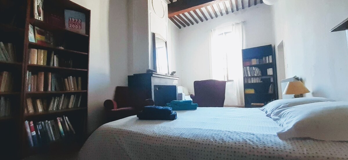 3 ème étage : A la suite de la deuxième chambre, voici la 3ème chambre. Agrémentée d'une bibliothèque très appréciée par les amateurs de lecture. Un petit coin salon au calme. 