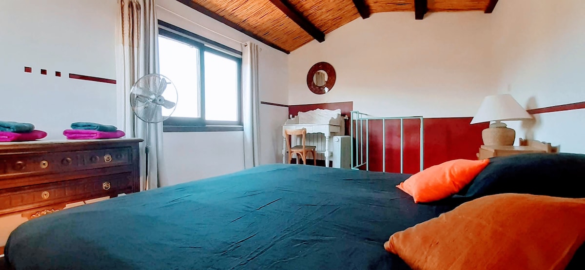 Chambre du pigeonnier avec vue imprenable sur Riez et les collines 