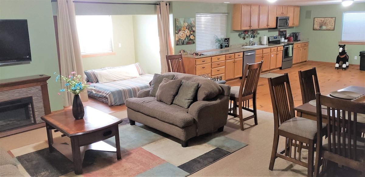 კეთილი იყოს თქვენი მობრძანება ჩვენს სარდაფის ბინაში! Ის ფართოა, სახლიდან შორს მდებარე საცხოვრებლის ყველა საყოფაცხოვრებო პირობით.  Ფონზე შეგიძლიათ იხილოთ ჩვენი საწოლი „წიგნის კუთხე“, რომელიც შეიძლება იყოს ფარდის გადასაფარებელი დასასვენებლად ან დასაძინებლად. Ასევე, გვაქვს კიდევ ორი ცალკე საძინებელი.