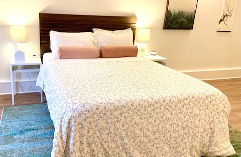 Bright & Cozy Explorer’s Guest Suite