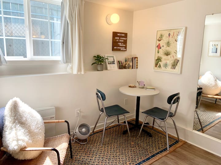 Bright & Cozy Explorer’s Guest Suite