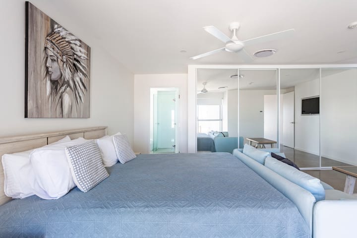 主卧配有套房、加大双人床、电视和空调