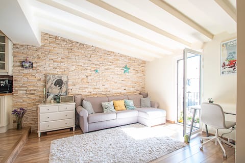 Anuncio de Airbnb popular: Central square apt, 1BR, AC, Wi-Fi, Gothic en Barcelona