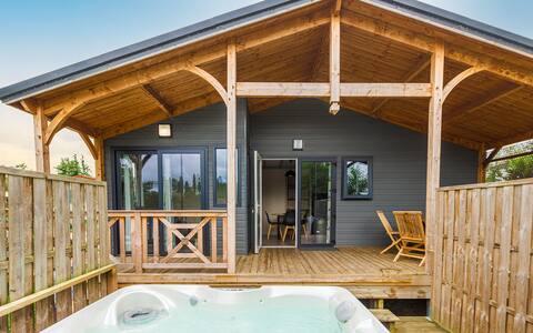 Beautiful SPA chalet facing the pond