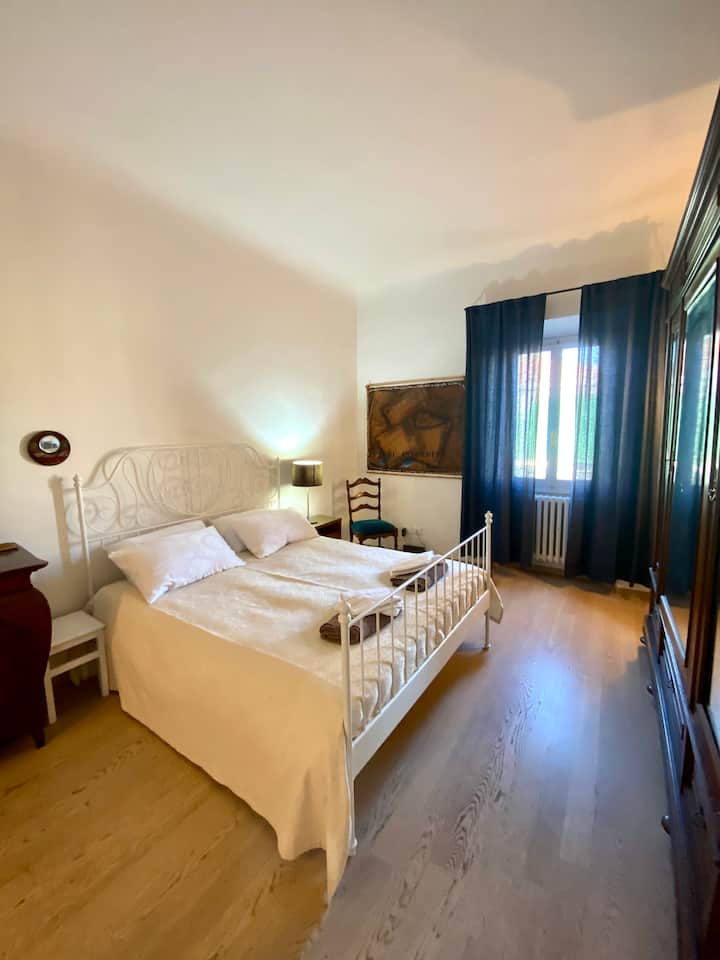 dormitorio con cama doble