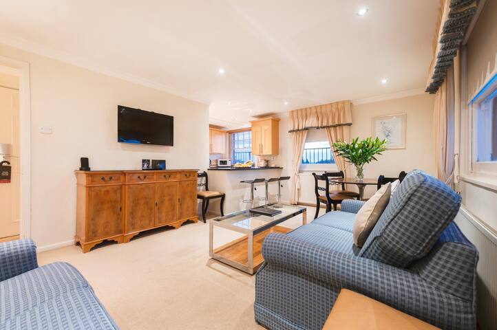 Spacious 2 Bedrooms 1 Bathroom gallery image 2