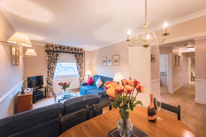 Spacious 2 Bedroom 2 Bathroom Apartment by Mansley