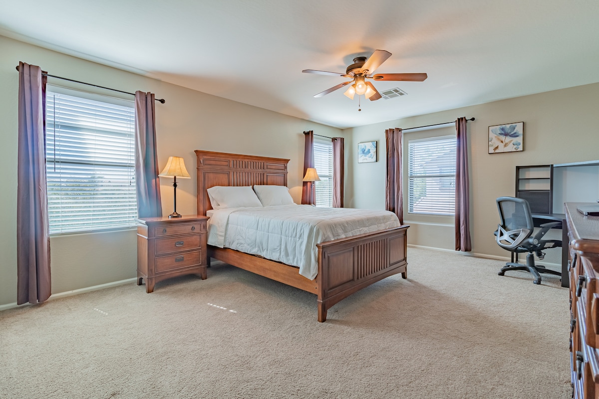 Chambre principale - Lit Queen Size, TV, penderie et toilettes privées et douche avec baignoire.