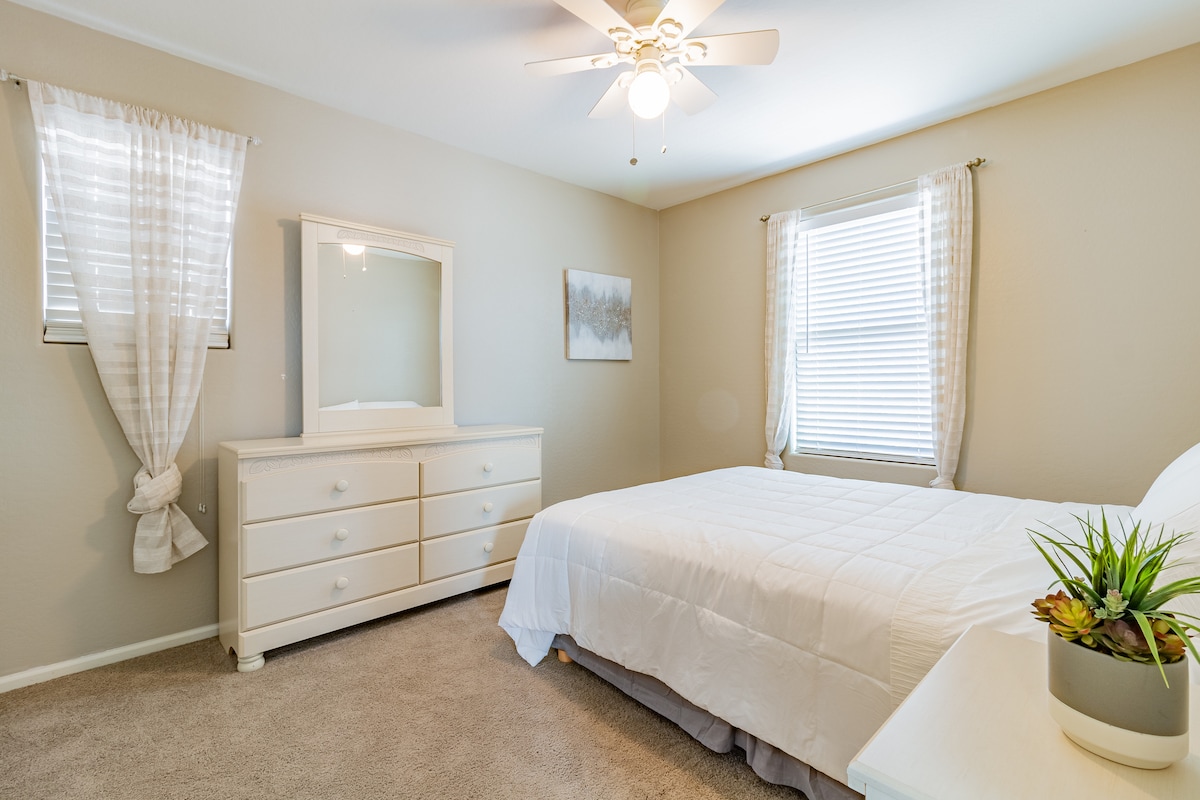 Chambre #2- située à l'étage, lit queen et placard.