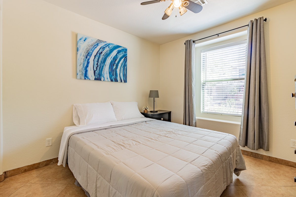 Chambre #1 - Lit queen, placard et TV. Situé en bas.