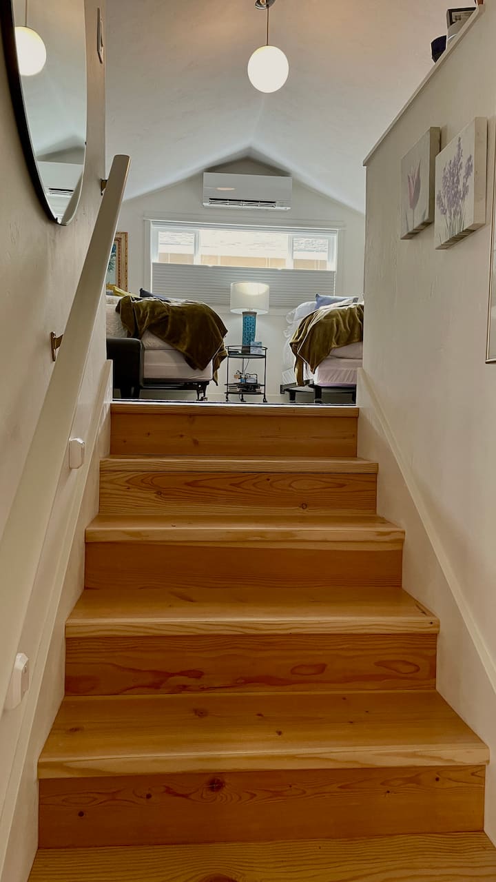 Siete escalones de madera hasta el dormitorio, hay un pasamanos en un lado... hay un par de luces de movimiento para ayudar con el movimiento nocturno.  Ten en cuenta que no hay puerta a este dormitorio.