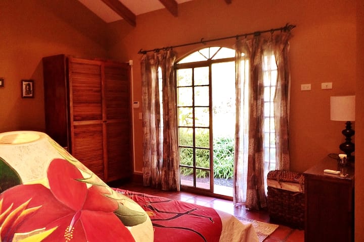 غرفة النوم الرئيسية ومكيف الهواء والواي فاي