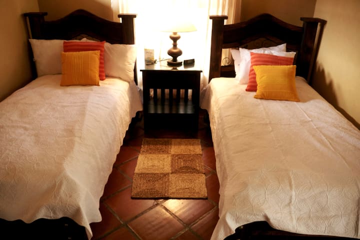 غرفة نوم الضيوف ، أسرّة مزدوجة مريحة ومكيف هواء