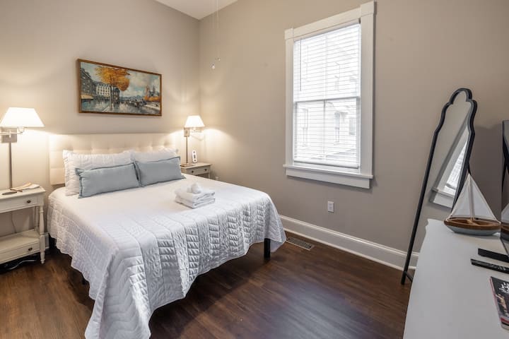 Секој објект има удобен брачен кревет (широк 150-179 см) и брачен кревет (широк 180-179 см), што обезбедува мирен ноќен сон. Наполнете се удобно на овој брачен кревет (широк 150-179 см) за да ја истражите историската убавина на Савана!