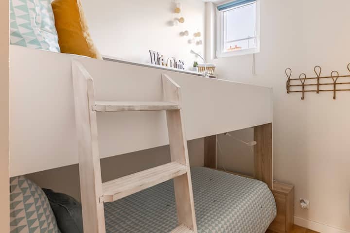 camera cabina 
Letto a castello, materassi originali sostituiti con materassi di 20 cm di spessore, molto confortevoli 