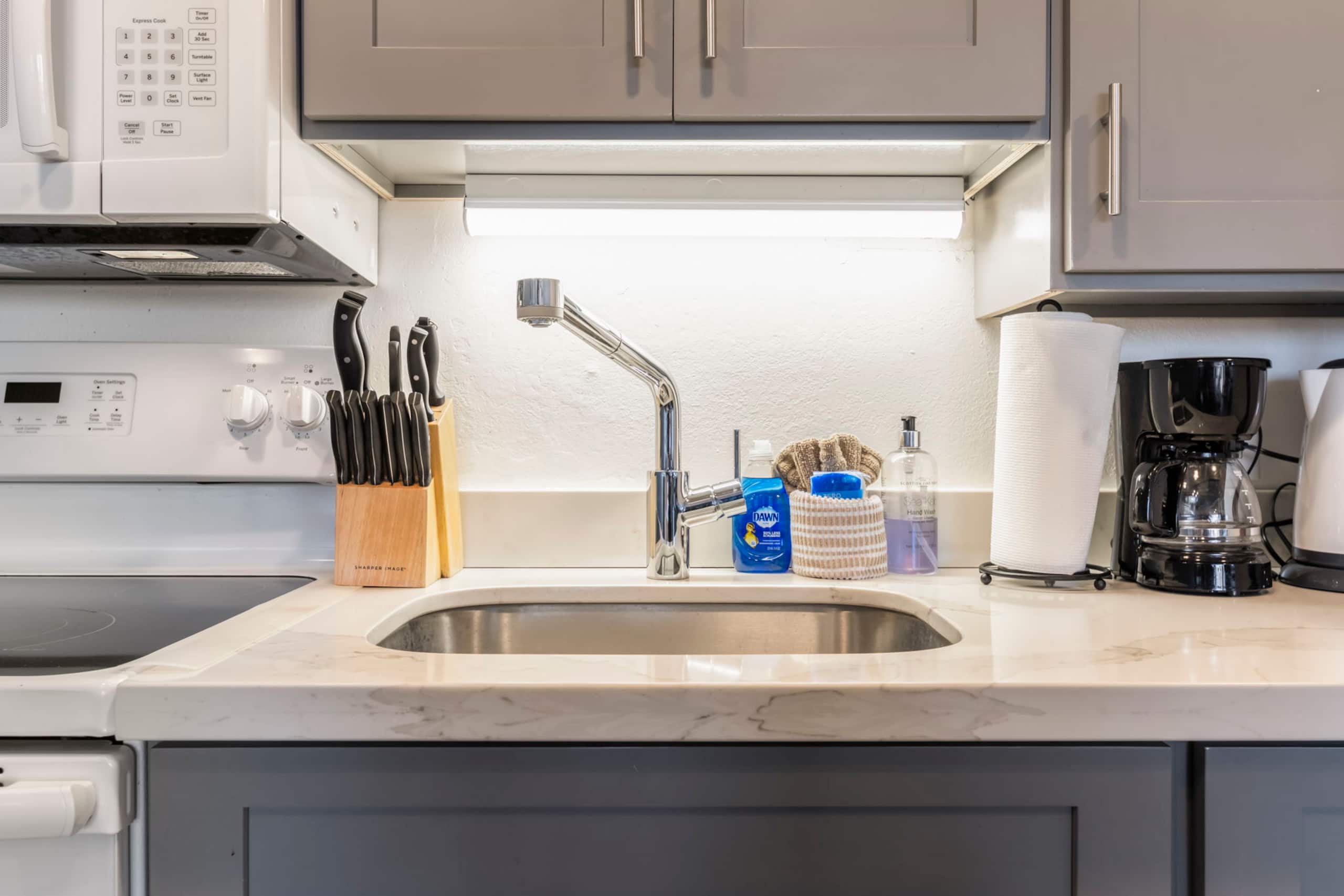 Condo in Lahaina · ★4.92 · Studio · 1 bath - Image 24