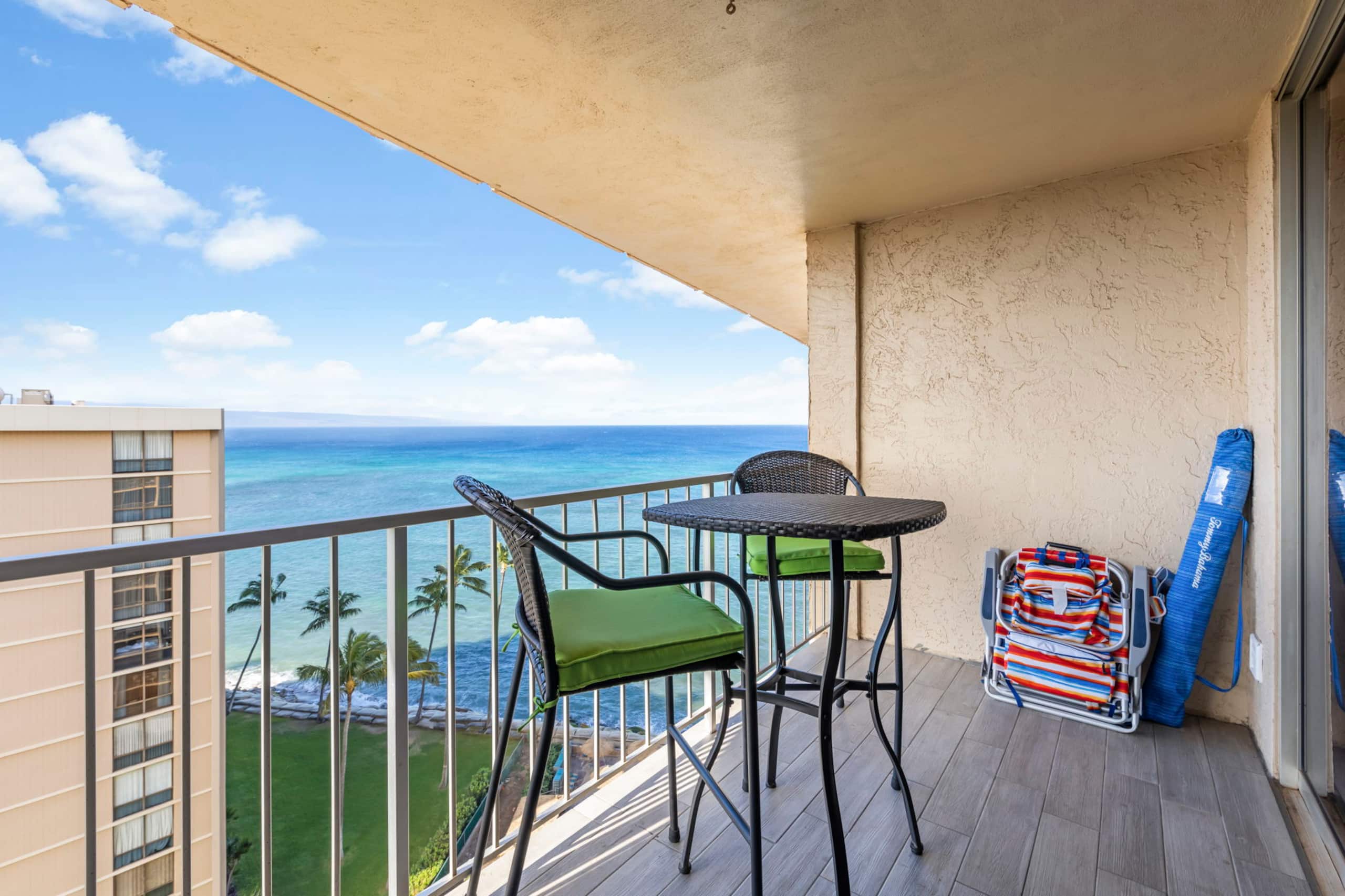 Condo in Lahaina · ★4.92 · Studio · 1 bath - Image 2