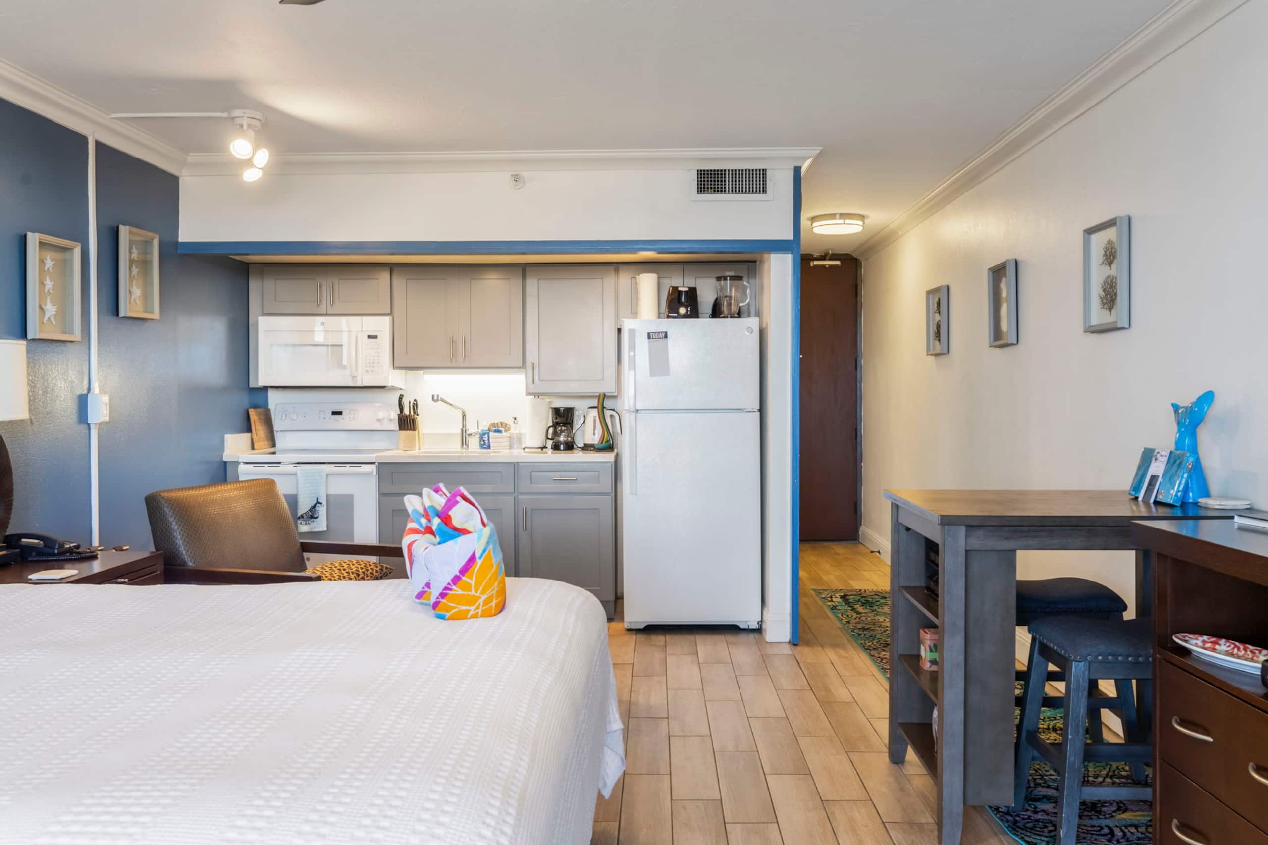 Condo in Lahaina · ★4.92 · Studio · 1 bath - Image 18